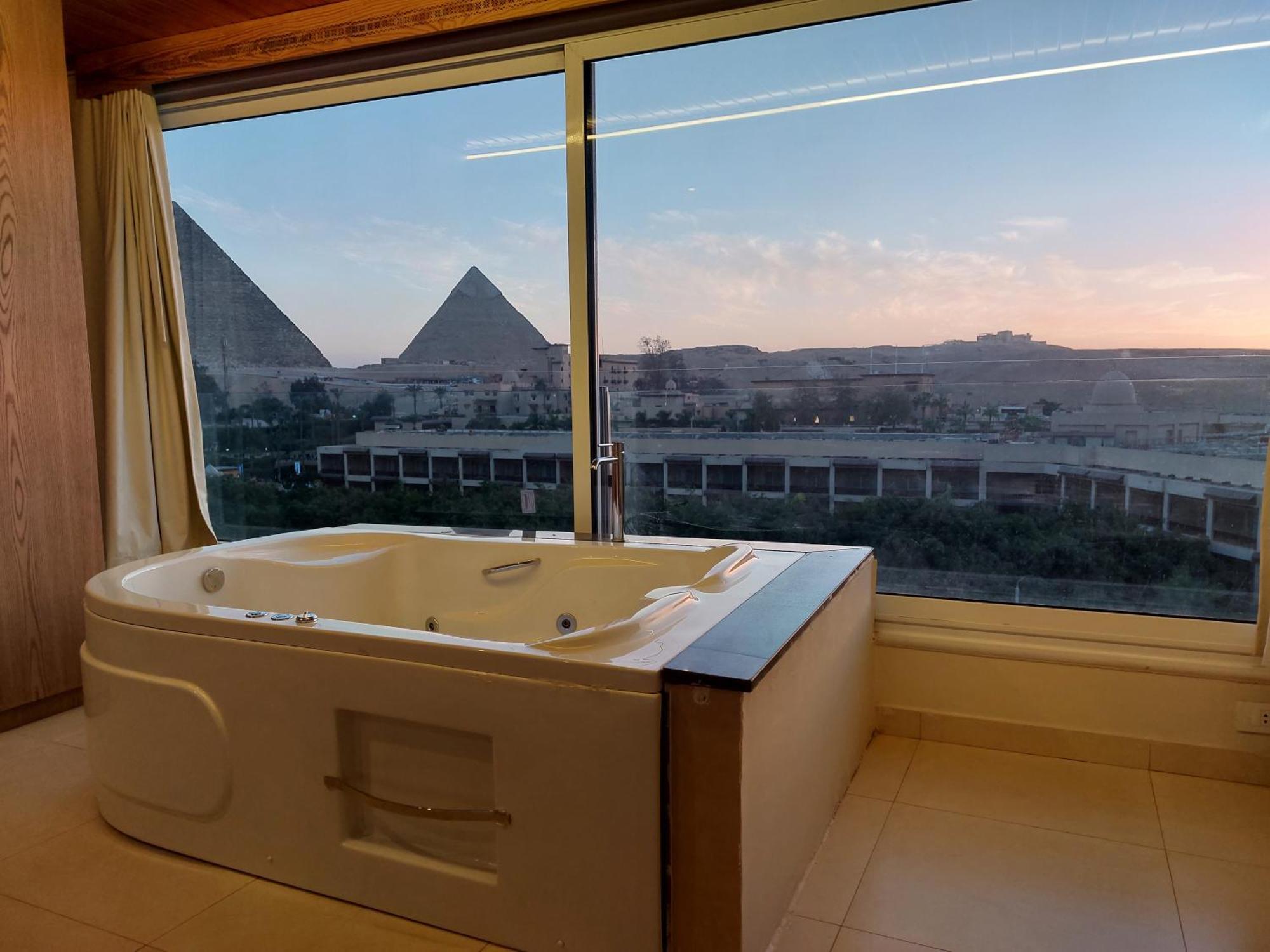 Doudou Pyramids View Hotel Kafrat al Jabal Luaran gambar