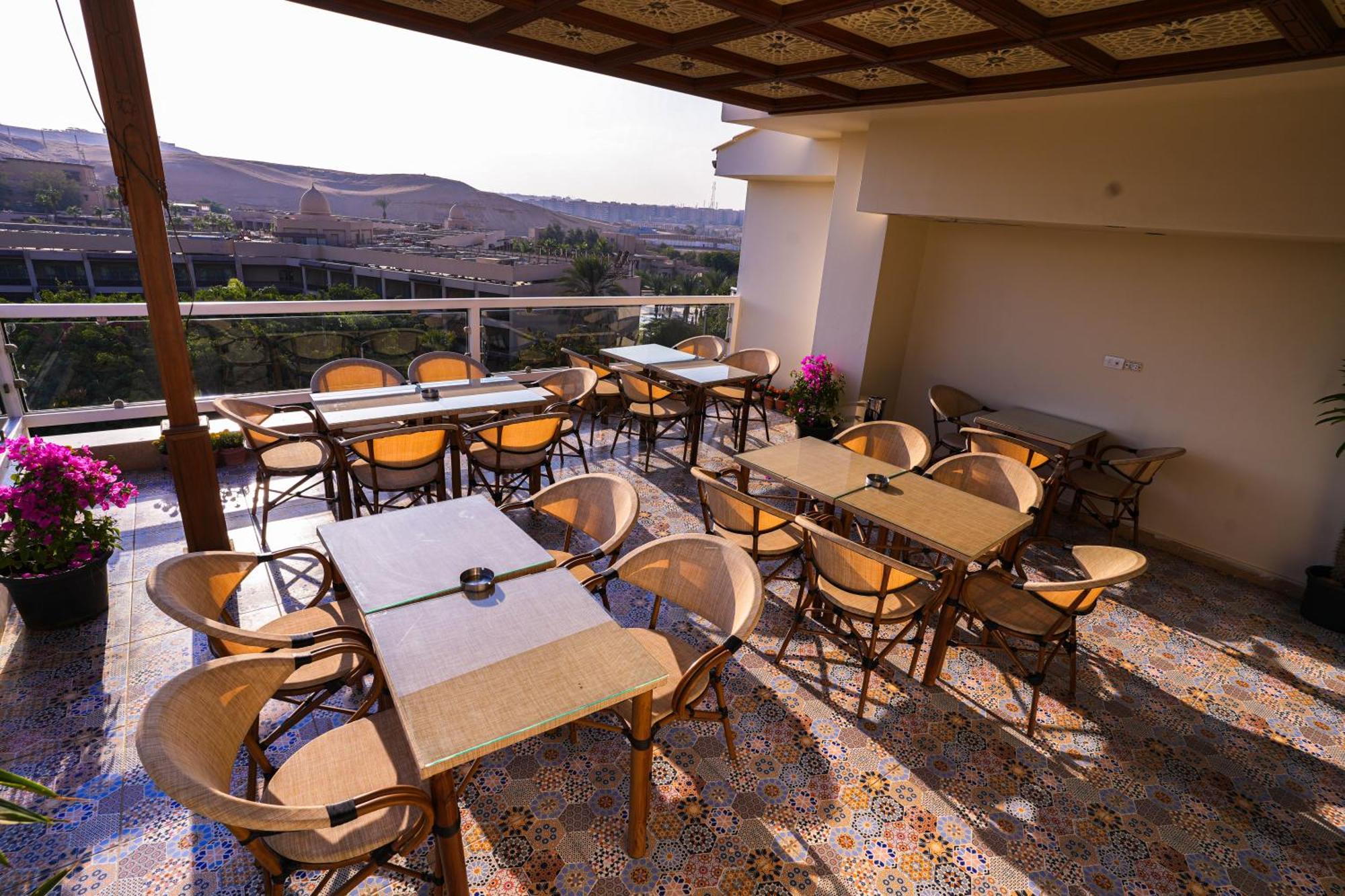 Doudou Pyramids View Hotel Kafrat al Jabal Luaran gambar