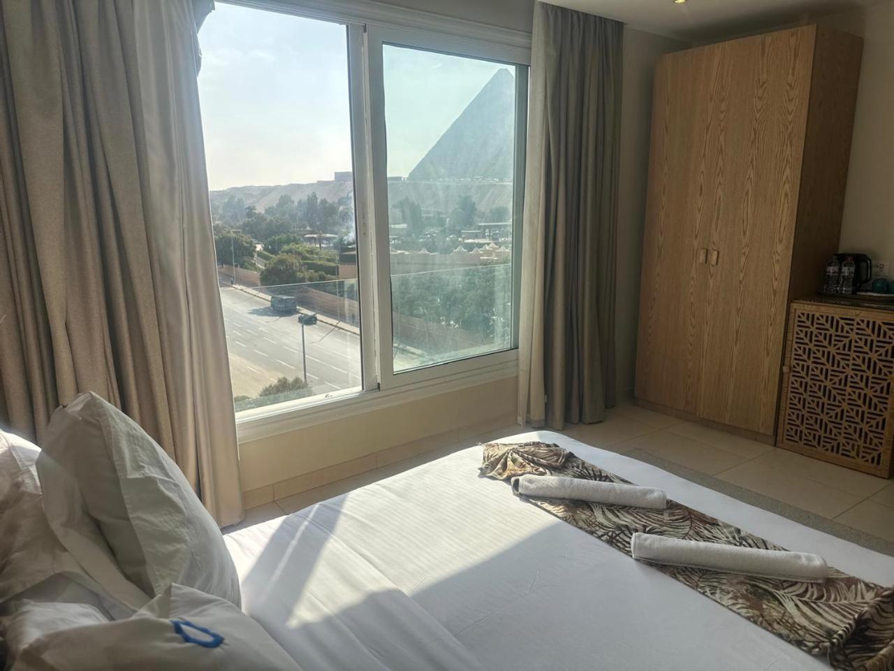 Doudou Pyramids View Hotel Kafrat al Jabal Luaran gambar