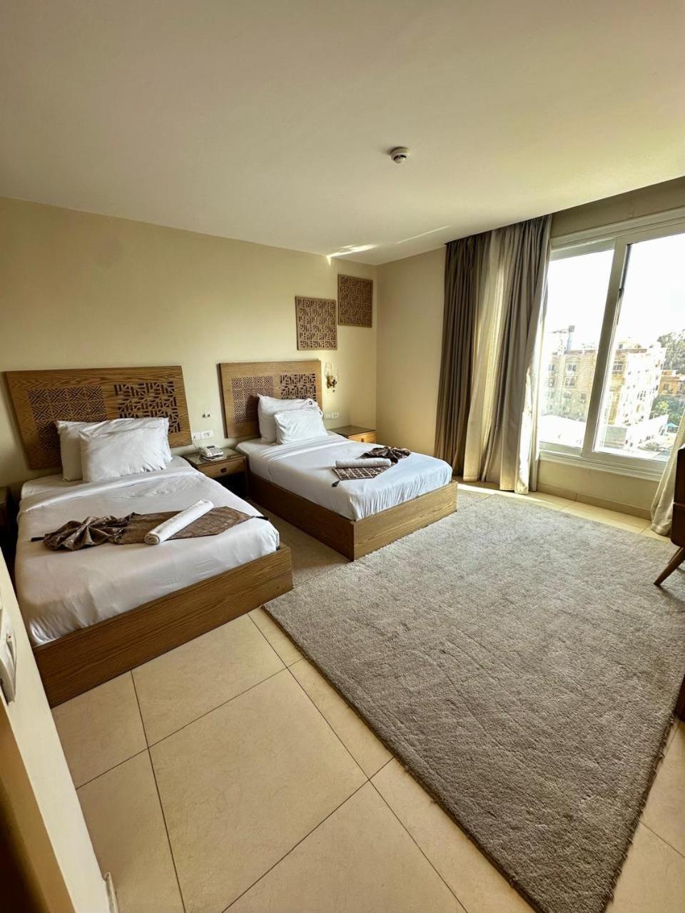 Doudou Pyramids View Hotel Kafrat al Jabal Luaran gambar