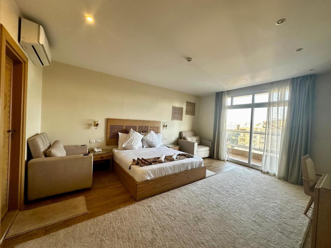 Doudou Pyramids View Hotel Kafrat al Jabal Luaran gambar